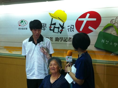 誰給他讀書機會? 16歲少年剝蚵籌學費