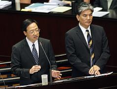 立委扔藍白拖  嗆江揆以後坐牢用得到