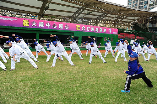 義大犀牛春訓  高市盼與校隊打對抗賽