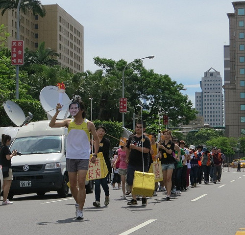 崩世代運動會反諷：讓勞工跌在起跑點