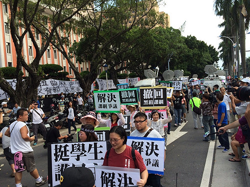 反課綱遊行登場 群眾要求吳思華下台