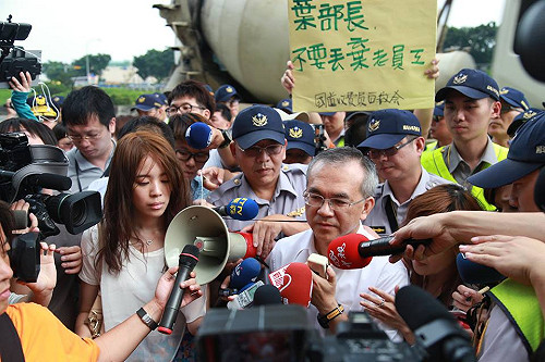 葉匡時願協商 收費員撤離國道改日再戰