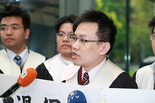 許介圭否認「代位求償」關厰律師：替馬解套