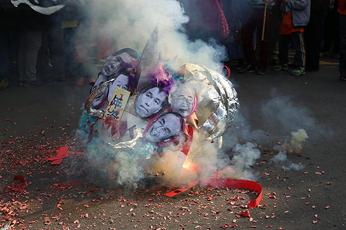 工人難過年 收費員在行政院前炸年獸