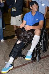 坐輪椅返台  陳偉殷笑著喊尷尬