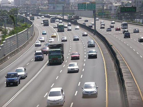 春節疏運  國道單一費率小型車0.9元