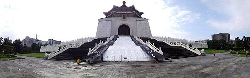 快訊/  華光社區學生突襲！中正紀念堂罩抗議黑布