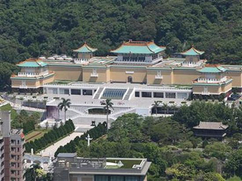 拍賣官參觀庫房？  故宮：她是林百里特助