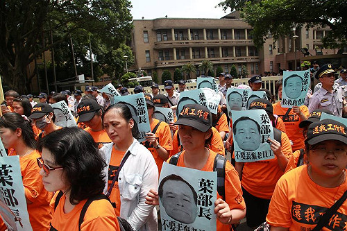 被高公局、遠通夾攻的國道收費員