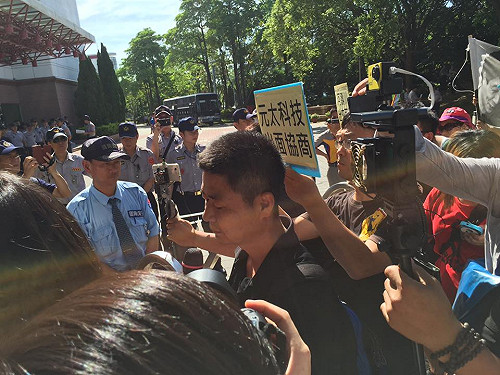 Hydis工人絕食逾100小時 赴元太股東會抗議