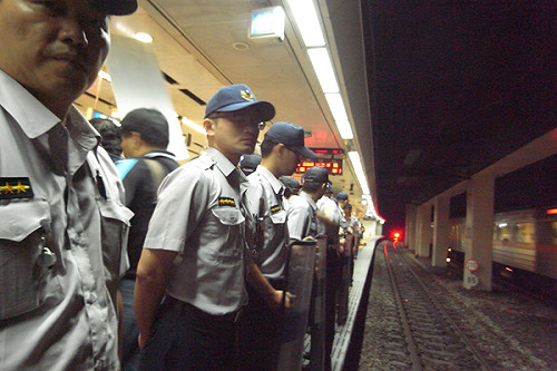 勞團調虎離山成功  佔台鐵月台揚言臥軌