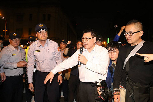 府前衝突 警：「女警不夠啦 通通拖走！」