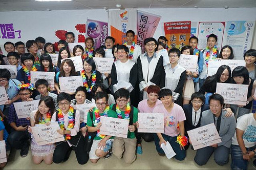 台灣首次  28對同志伴侶戶政所登記結婚