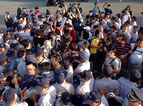 國慶日一早  學生與警方一度爆肢體衝突