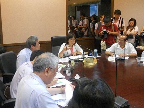 基本工資漲900元 勞團：買養樂多都不夠