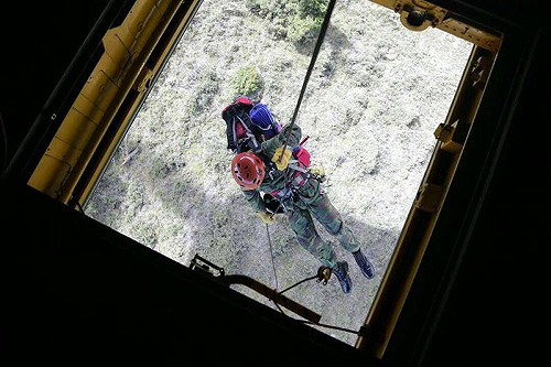 尋獲AT-3兩位飛官遺體 國軍趕颱風前送下山