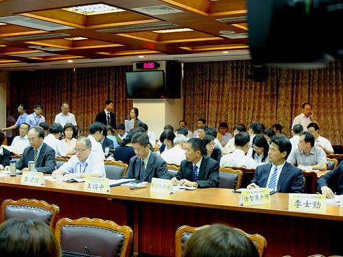 誰決定飛機換跑道？軍方與民航局各說各話