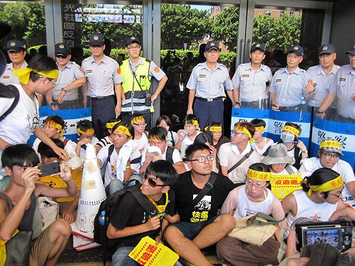 快訊/ 華光遊行轉向  突襲佔領法務部！