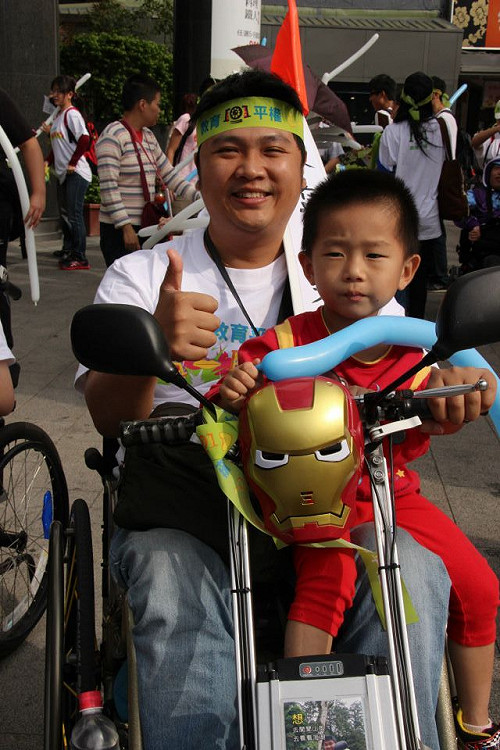 教育平權千人大遊行 爭取校園無礙