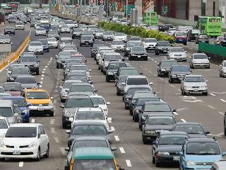 油價上漲 立委提案汽燃費隨油徵收