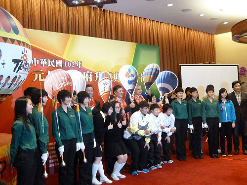 元旦到總統府前升旗  看熱氣球升空