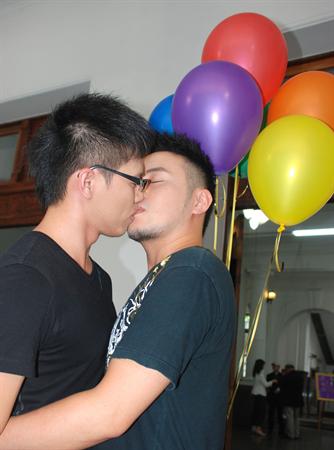 顛覆「家」的概念  民團首推伴侶法