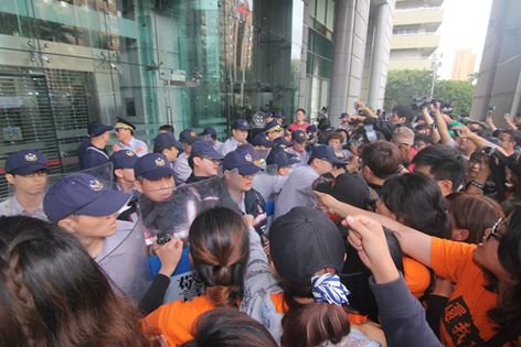 快訊/收費員和警爆嚴重衝突  多人流血掛彩