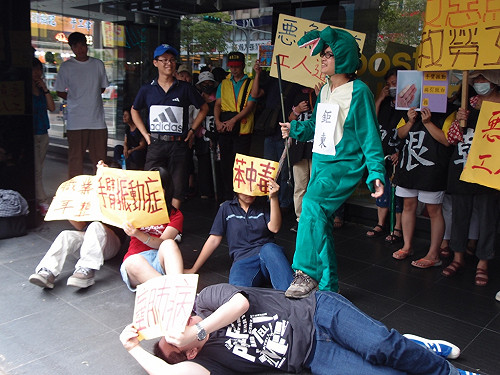 跨國抗議  勞團批愛迪達縱容血汗工廠