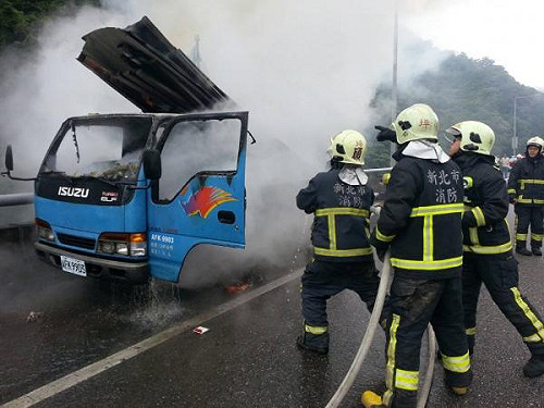 母親節假期湧車潮  國5火燒車往宜蘭塞爆