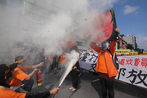 收費員再赴國民黨黨部 「滅火」抗議