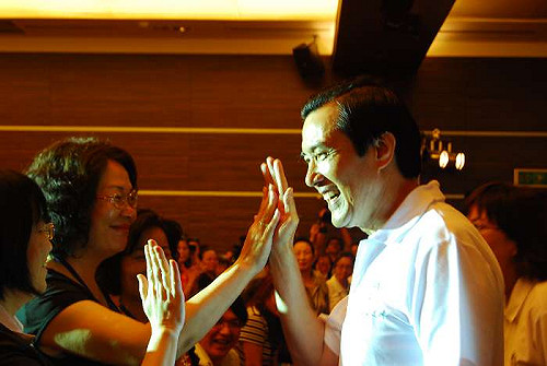 馬英九向勞工學藝  與記者互拍