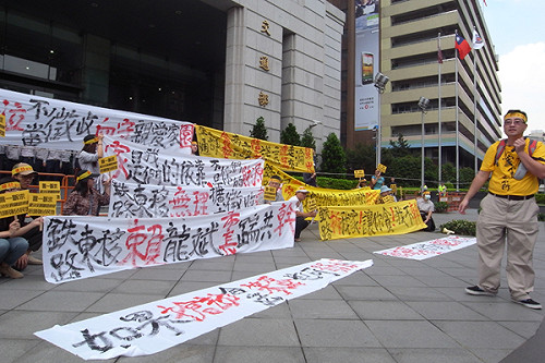 反對鐵路東移  南市民北上陳情