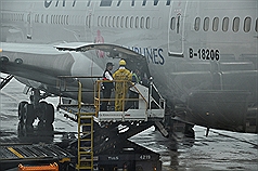 桃勤裝卸車撞飛機  APEC代表延後出發