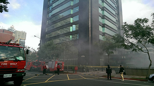 快訊/立院中興大樓門口煙霧瀰漫 警消待命