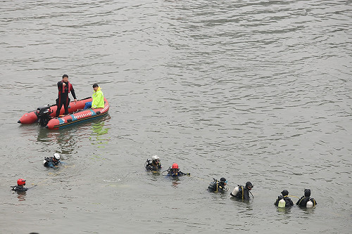 能見度0 潛水員徒手地毯式搜索