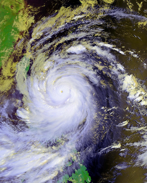 超級颱風天兔結構完整  衛星圖令人心驚