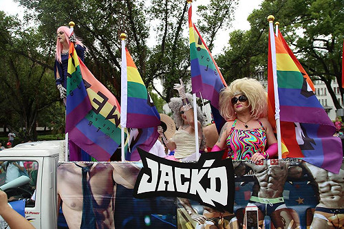 彩虹旗揮舞 近7萬人參加同志遊行