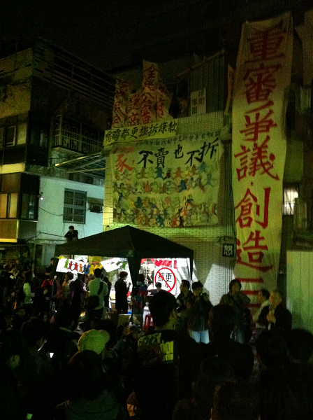 百人守夜挺王家 抗議都更惡法