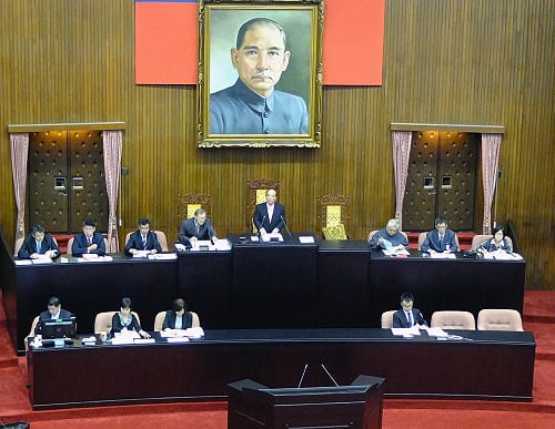 立院三讀 黑心業者舉證無關民眾損害才免賠