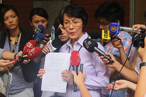 黃昭順出示公文  指高市工務局有責任