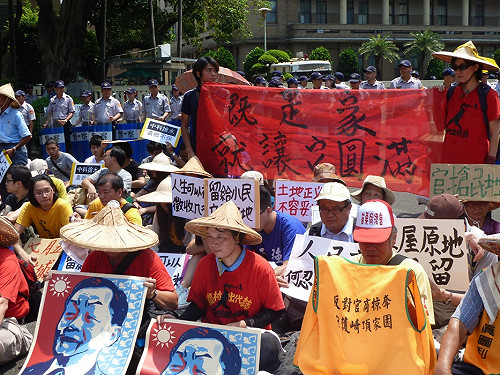 200人頂著烈日靜坐  大埔農戶政院前抗爭