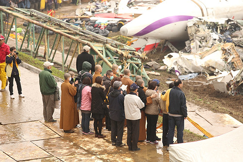 家屬赴復航墜河現場招魂 氣氛哀戚