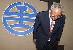 台鐵連2天嚴重誤點  范植谷90度鞠躬道歉