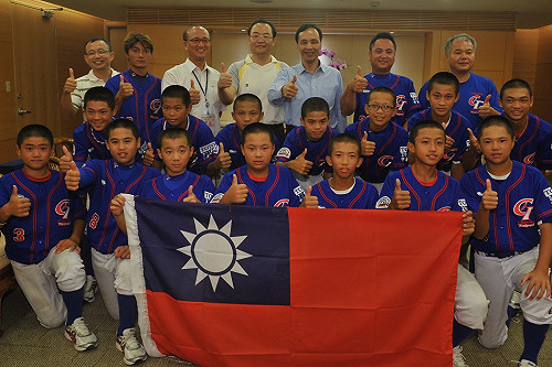 新北少棒赴美參加小馬聯盟  朱立倫授旗