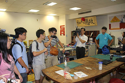 不滿淡江學生會長補選停辦  蔡博藝踢館