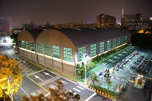 爽歪 松山機場有只供員工的室內紅土網球場