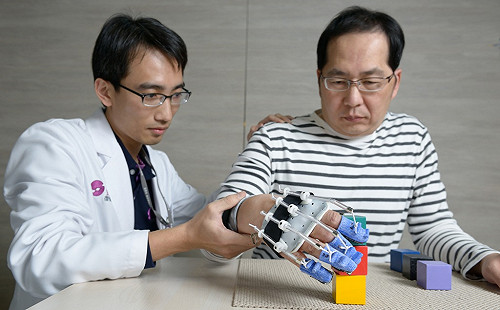 找回「手感」  新式機器手臂幫忙復健