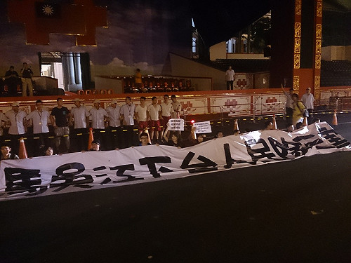 學生深夜突襲佔凱道 要馬吳江下台負責