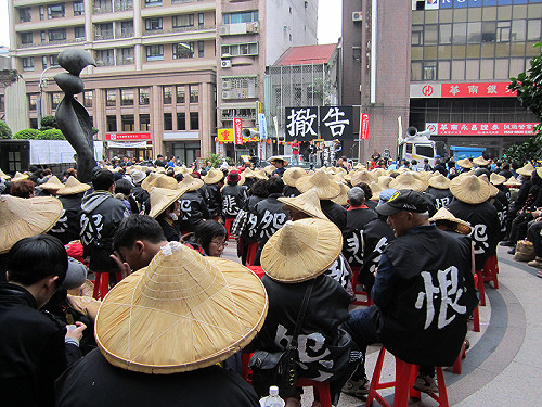 解決方案仍排富 關廠工人蛋洗勞委會