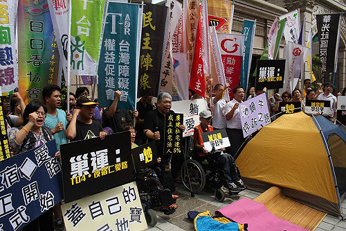 巢運明夜宿帝寶 北市籲和平理性